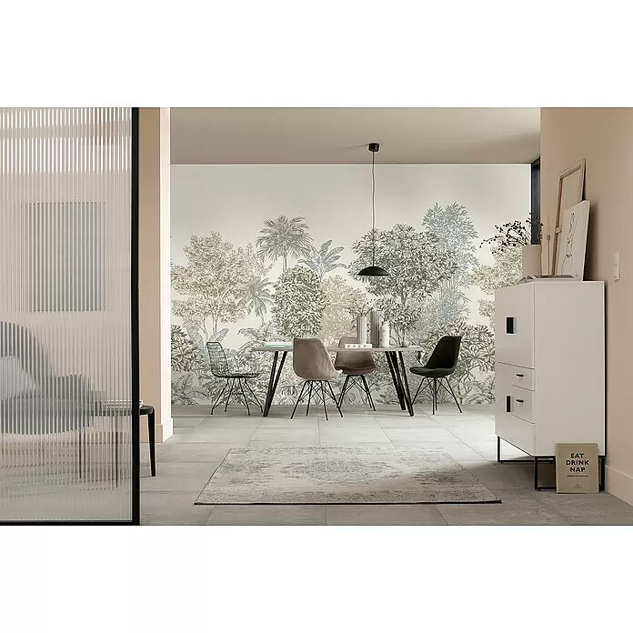 Komar Infinity 2 Fototapete Painted Palms - B x H: 300 x 250 cm, Vlies - Moderner Essbereich mit Holztisch, verschiedenen Stühlen und botanischer Wandtapete.