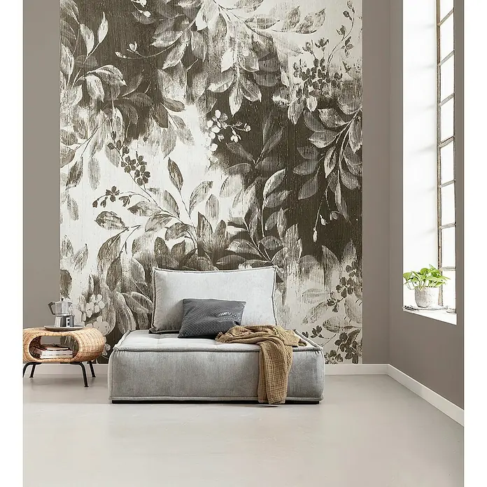 Komar Infinity 2 Fototapete Modular MoietyB x H: 400 x 250 cm, Vlies - Raumansicht mit grauem Sitzsack, Beistelltisch und Pflanzenfenster, die eine entspannte Atmosphäre schaffen. Wandbild mit floralen Mustern.