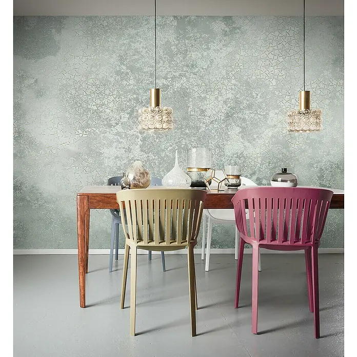 Komar Infinity 2 Fototapete Obfuscated Ornament - B x H: 400 x 250 cm, Vlies - Esszimmer mit Holztisch, Vasen und Pendelleuchten, sowie bunten Stühlen. Die Wand hat eine gemusterte Tapete.