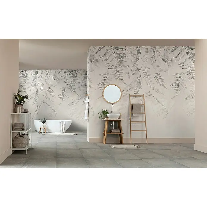 Komar Infinity 2 Fototapete Illuminating Ivy - B x H: 200 x 250 cm, Vlies - Ein helles Badezimmer mit einer freistehenden Badewanne und floralen Tapeten, die eine entspannende Atmosphäre schaffen. Das Waschbecken hat eine natürliche Holzkonsole.