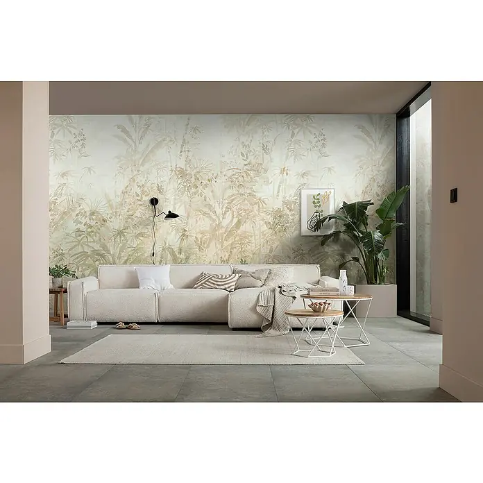 Komar Infinity 2 Fototapete Zen Zone - B x H: 300 x 250 cm, Vlies - Wohnzimmer mit botanischer Tapete, cremefarbenem Sofa, zwei Couchtischen und Zimmerpflanze für ein gemütliches Ambiente.