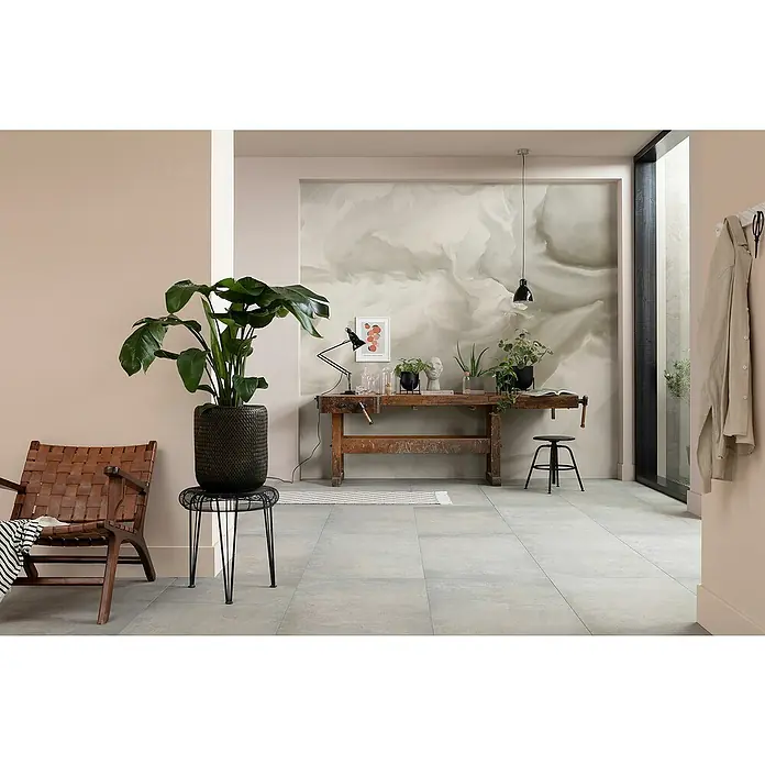Komar Infinity 2 Fototapete Soulful Sanctuary - B x H: 300 x 250 cm, Vlies - Elegantes Interieur mit einem üppigen Zimmerpflanze in einem stilvollen Korb, platziert auf einem filigranen Beistelltisch.