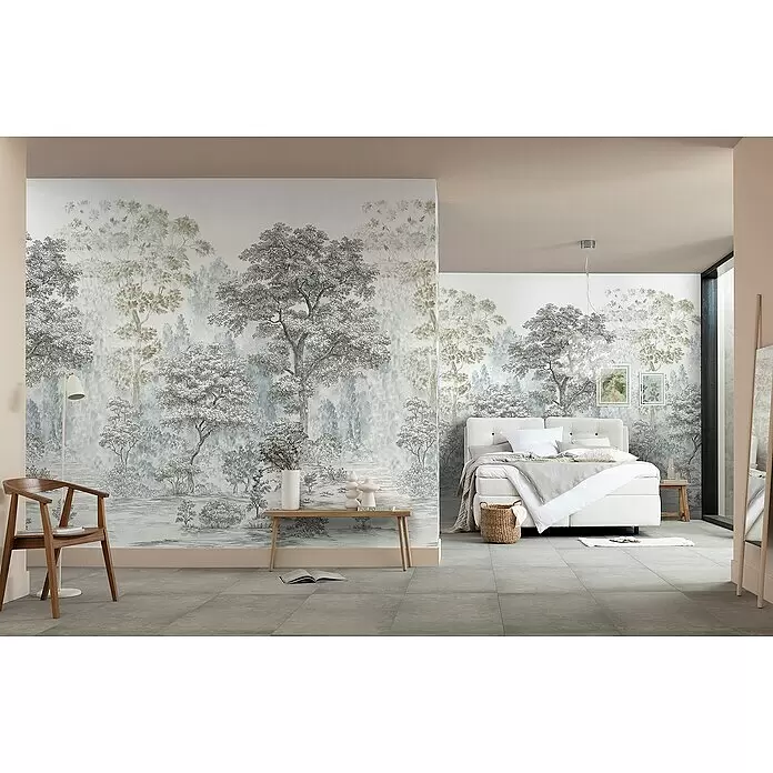 Komar Infinity 2 Fototapete Rising Roots - B x H: 200 x 250 cm, Vlies - Schlafzimmer mit großer Wandmalerei, die eine ruhige Waldszene in gedämpftem Grau und Gold darstellt, ergänzt durch ein helles Bett.