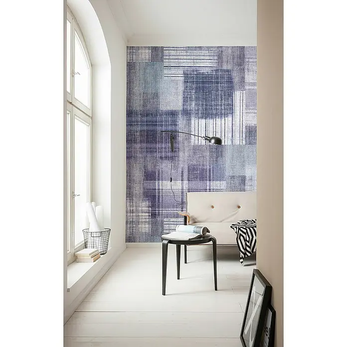 Komar Infinity 2 Fototapete Unique Unity - B x H: 200 x 250 cm, Vlies - Elegantes Interieur mit auffälliger Textiltapete in Blau- und Grautönen, ergänzt durch eine stilvolle Lampe und Sitzgelegenheit.