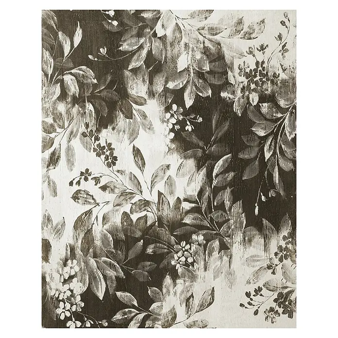 Komar Infinity 2 Fototapete Modular Moiety - B x H: 400 x 250 cm, Vlies - Ein Nahaufnahme-Bild zeigt ein elegantes Wandmuster mit verschlungenen Blättern und zarten Blüten in monochromen Braun- und Weißtönen.