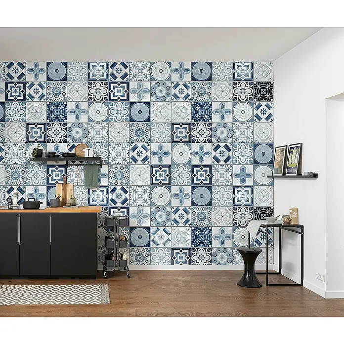 Komar Infinity 2 Fototapete Preferito - B x H: 400 x 250 cm, Vlies - Kücheninterieur mit blau-weißen Zierfliesen an der Wand, die dem Raum einen stilvollen und frischen Look verleihen.