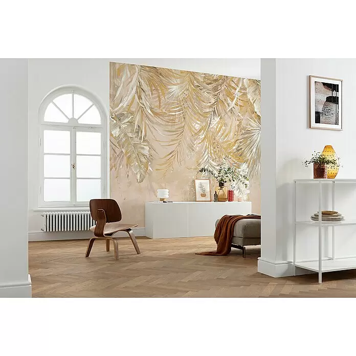 Komar Infinity 2 Fototapete Coco Champagne - B x H: 400 x 250 cm, Vlies - Großes Wandbild mit goldenen und beigefarbenen Palmenblattmustern, das einen hellen Wohnraum schmückt.
