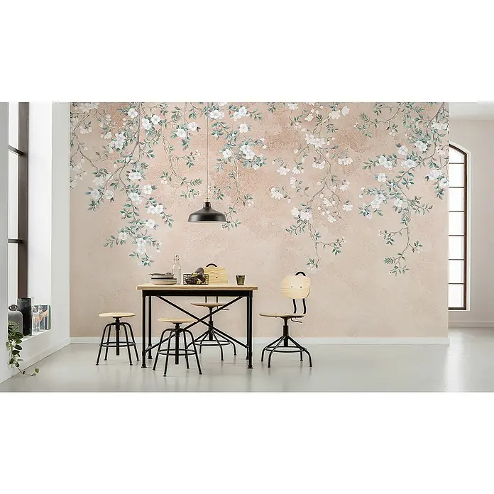 Komar Infinity 2 Fototapete Hanging Hanami - B x H: 400 x 250 cm, Vlies - Esszimmer mit großem Wandbild mit weißen Blüten und eleganten Möbeln in heller Umgebung.