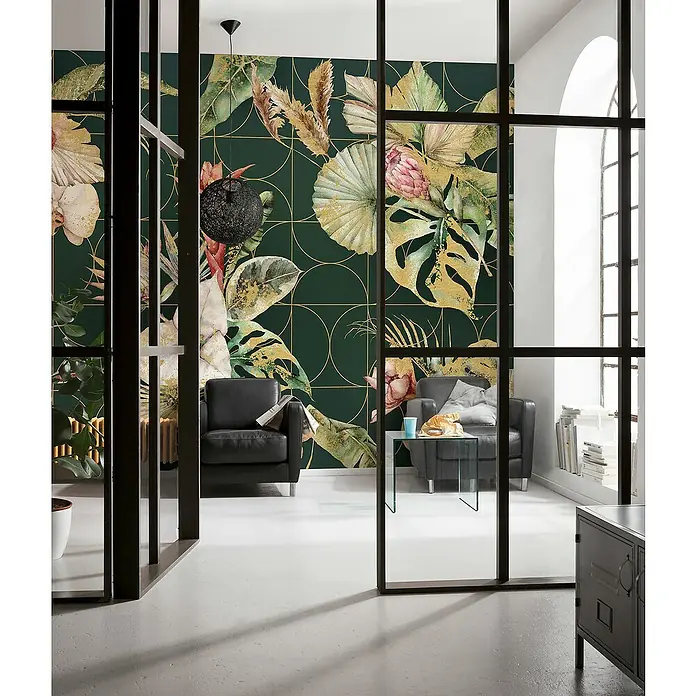 Komar Infinity 2 Fototapete Golden Growth - B x H: 400 x 250 cm, Vlies - Wohnzimmer mit floraler Tapete, ausgestattet mit schwarzen Ledersesseln und einem transparenten Beistelltisch, präsentiert ein stilvolles Interieur.