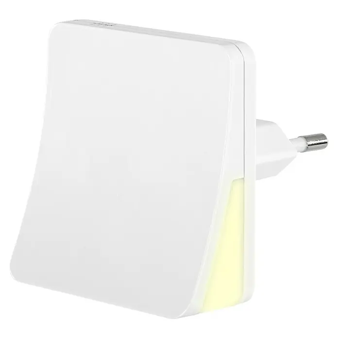 Hama LED-Nachtlicht DayNight Sensor für Steckdose - L x B x H: 7 x 6 x 6 cm, Warmweiß - Nahaufnahme eines weißen WLAN-Smart-Plugs mit Eurostecker, der ein sanftes gelbes Licht ausstrahlt und moderne Technologie zeigt.