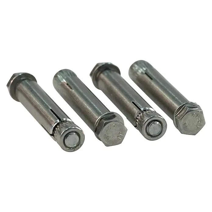 Grifo de pie 2 aguas - Latón - Primer plano de cuatro pernos de anclaje metálicos, mostrando su diseño robusto sobre un fondo negro.