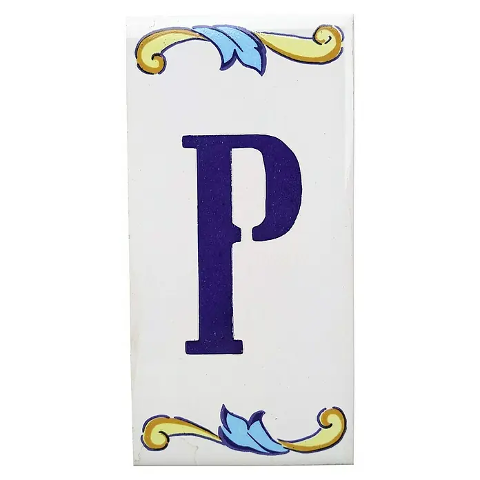 Pavimento cerámico Letra P - 7,5 x 15 cm, Blanco/Azul/Amarillo, Brillante - Azulejo de cerámica con la letra P, decorado con adornos azules y amarillos, ideal para diseños personalizados.
