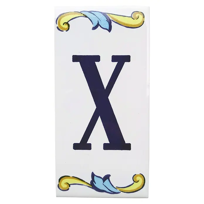 Pavimento cerámico Letra X - 7,5 x 15 cm, Blanco/Azul/Amarillo, Brillante - Azulejo de cerámica con la letra X, adornado con elementos florales en amarillo y azul, ideal para diseños de pared personalizados y decoraciones.