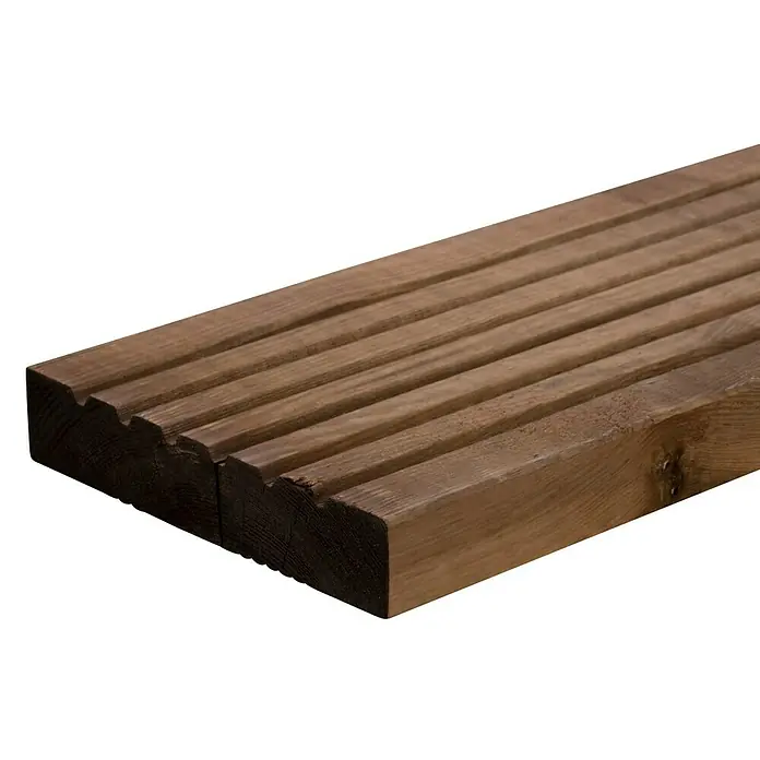 Terrassendiele - Kiefer, 200 x 14,5 x 2,8 cm, Teakfarben - Nahaufnahme einer geriffelten Terrassendiele aus braunem Holz vor schwarzem Hintergrund.