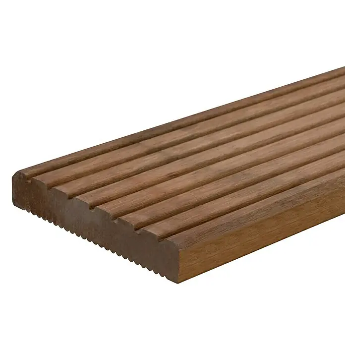 Terrassendiele Premium/Select - Bangkirai, 180 x 14,5 x 2,5 cm, Braun - Nahaufnahme einer geriffelten Terrassendiele aus braunem Holz vor schwarzem Hintergrund.