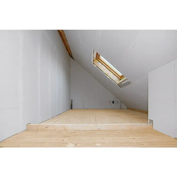 Fermacell Gebundene Schüttung - 80 l - Dachgeschossausbau mit Holzfußboden und Dachfenster, ideal für einen hellen, gemütlichen Wohnraum.