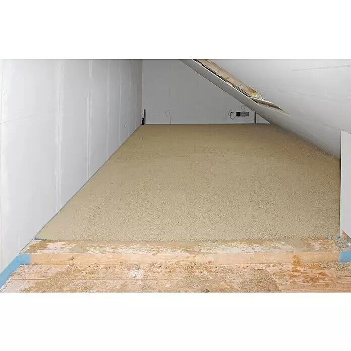 Fermacell Gebundene Schüttung - 80 l - Hellbraunes, körniges Bodenausgleichs- oder Dämmmaterial auf einem Dachboden im Bau.