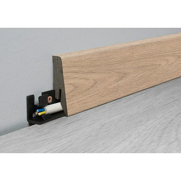LOGOCLIC Sockelleiste Element Flex Eiche Baltia - 260 cm x 18 mm x 58 mm, MDF/HDF - Sockelleiste aus Holz mit integrierter Kabelführung für eine saubere und ordentliche Verkabelung im Raum.