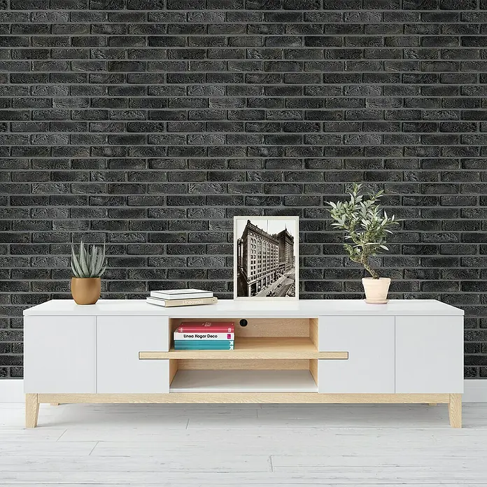 Papel pintado de vinilo Autoadhesivo Arcilla - 2,8 m x 90 cm, Antracita - Elegante mueble de TV blanco con detalles de madera y decoraciones sobre una pared de ladrillos, ideal para espacios modernos.