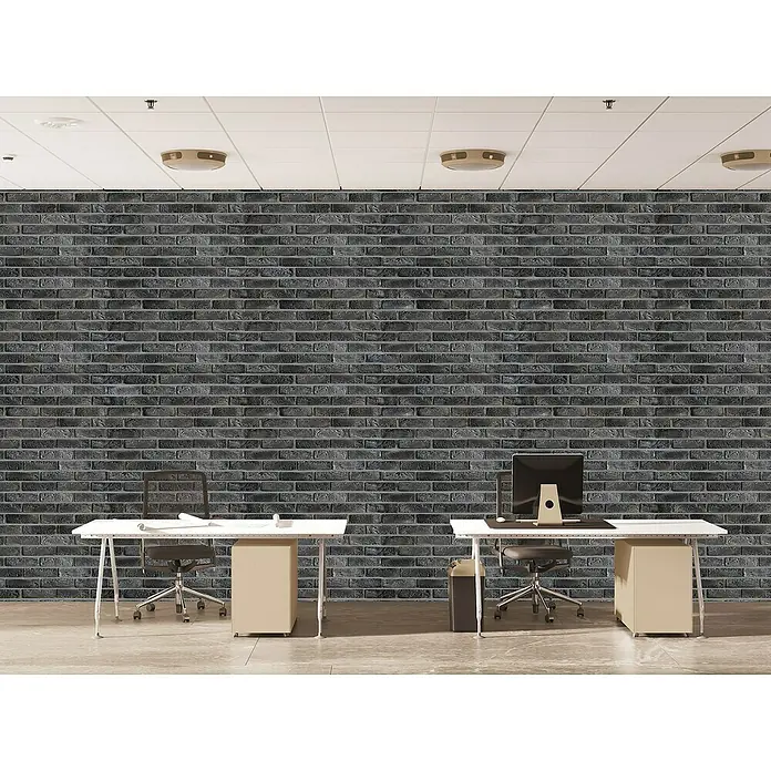 Papel pintado de vinilo Autoadhesivo Arcilla - 2,8 m x 90 cm, Antracita - Oficina con dos estaciones de trabajo frente a una pared de ladrillos, con escritorios, sillas y computadoras para un espacio de trabajo moderno.
