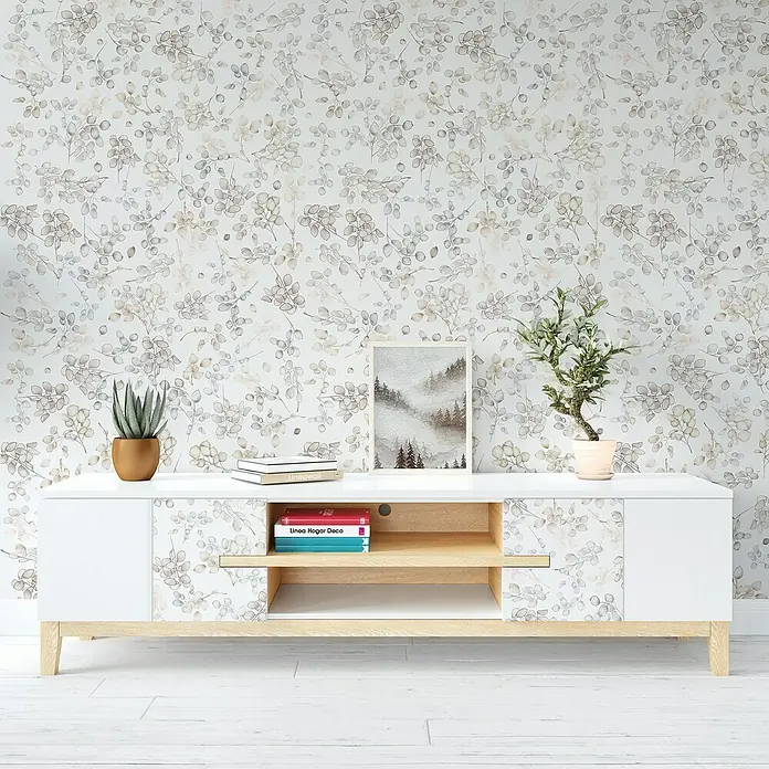 Papel pintado de vinilo Autoadhesivo Lunaria - 2,8 m x 90 cm, Beige - Un primer plano muestra una elegante consola multimedia blanca y de madera adornada con elementos decorativos como plantas, libros y una obra de arte enmarcada.