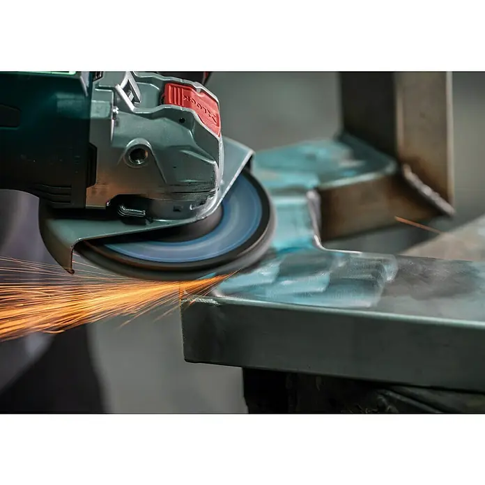 Bosch Professional X-Lock Fächerscheibe N475 Expert for Metal - Durchmesser Scheibe: 115 mm - Nahaufnahme eines Winkelschleifers in Aktion, der an einem Metallstück arbeitet und dabei Funken erzeugt. Das Werkzeug ist im Fokus.