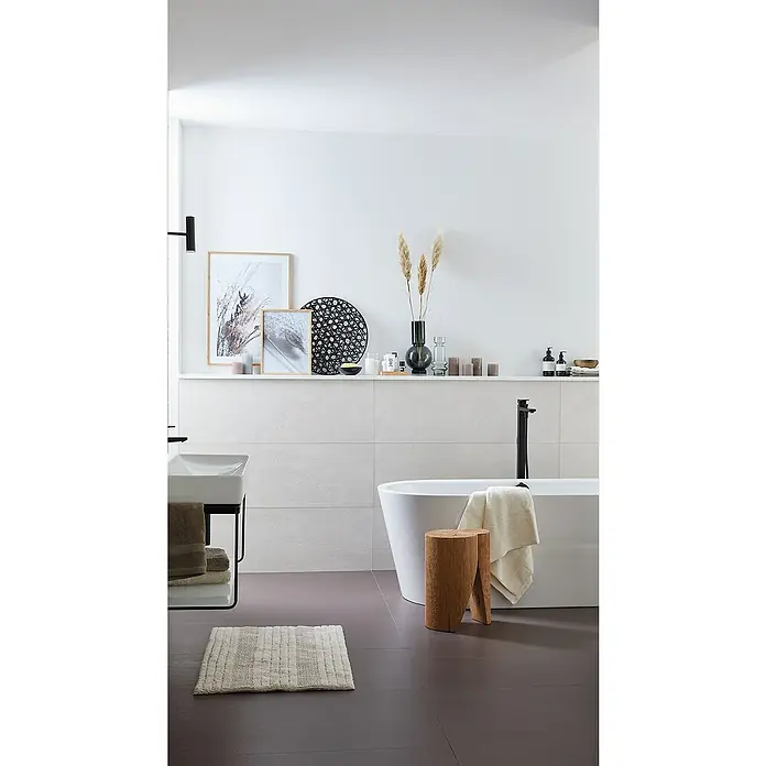 SCHÖNER WOHNEN-Farbe Mix Wandfarbe Küchen- & Badfarbe zum Mischen lassen - Basismischfarbe 2, Matt, 2,5 l, Lösemittelfrei - Ein modernes Badezimmer mit einer freistehenden Badewanne, einem stilvollen Waschtisch und einer dekorativen Ablage mit Bildern und Accessoires.