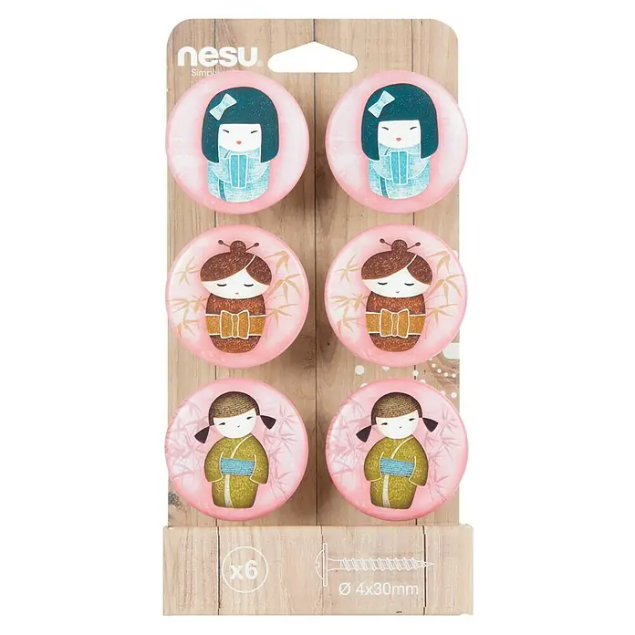 Nesu Pomo para muebles Chinas 6 uds. - 6 ud., Ø x Al: 50 x 24 mm, Plástico - Primer plano de un paquete de seis pomos para muebles Nesú con diseños de muñecas Kokeshi, con tornillos para una fácil instalación.