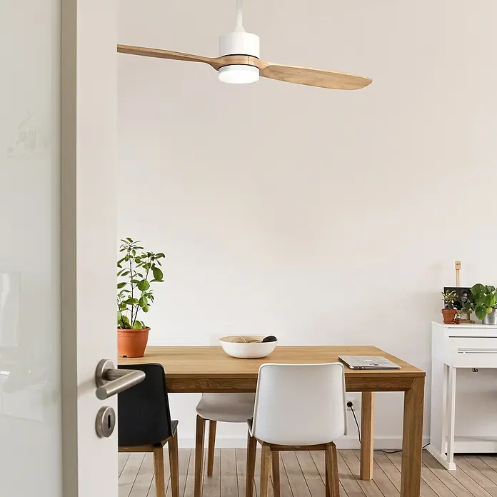 Sulion Ventilador de techo Bambu - Blanco/Marrón, 132 cm, 21 W, Blanco neutro - Primer plano de un moderno ventilador de techo con aspas de madera y carcasa blanca sobre una mesa de comedor.