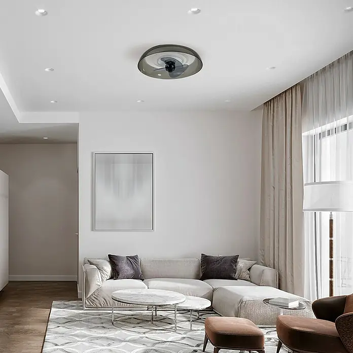 Sulion Ventilador de techo Javilex - Gris translucido, 50 cm, 34 W, Blanco neutro - Un moderno ventilador de techo con carcasa gris cuelga en un elegante salón con decoración minimalista.