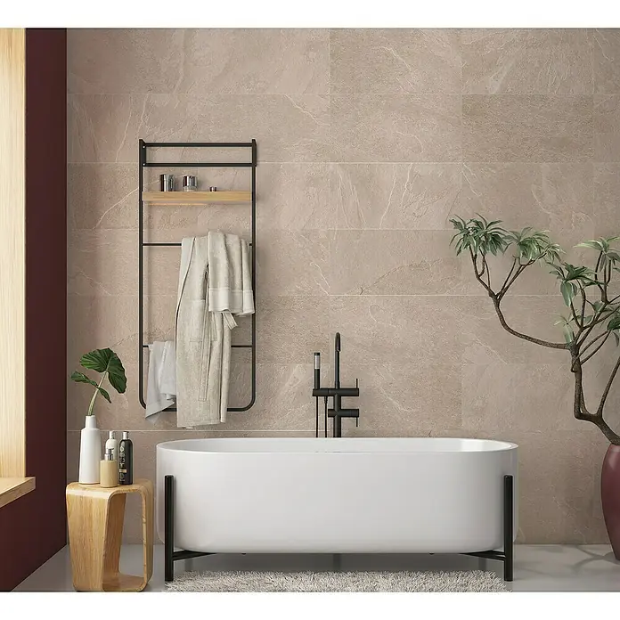 Halcón Pavimento porcelánico Aura - 30 x 60 cm, Arena, Mate, Espesor: 8 mm - Elegante baño con bañera exenta, toallero y decoración elegante para un ambiente relajante.
