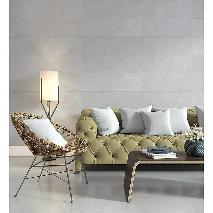 Halcón Pavimento porcelánico Aura - 30 x 60 cm, Canvas, Mate, Espesor: 8 mm - Las baldosas grises del suelo dan a la habitación un aspecto moderno. El diseño de las baldosas encaja perfectamente con el sofá y el resto de la decoración.
