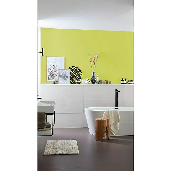 SCHÖNER WOHNEN-Farbe Bad- & Küchenfarbe - Fresh, 2,5 l, Matt - Stilvolles Badezimmer mit freistehender Badewanne, Holzhocker und dekorativen Elementen auf dem weißen Regal vor einer lindgrünen Wand.