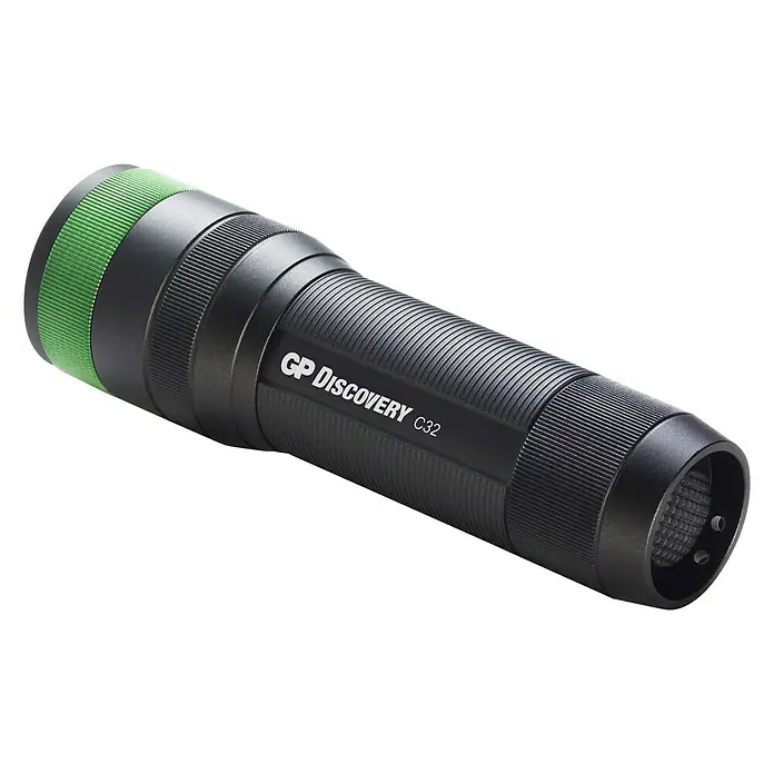 GP Taschenlampe C32 - 300 lm, IPX4 - Eine schwarze GP Discovery C32 Taschenlampe mit einem grünen Ring am Ende. Sie liegt auf einem schwarzen Hintergrund.