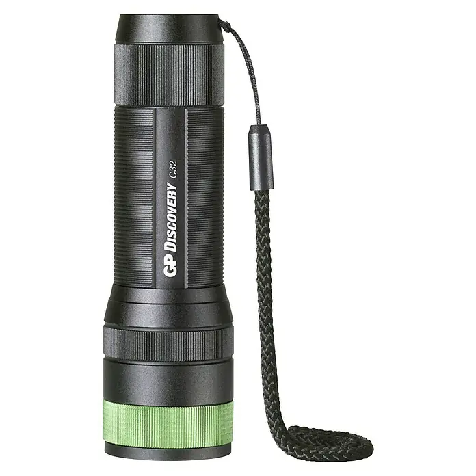 GP Taschenlampe C32 - 300 lm, IPX4 - Nahaufnahme einer GP Discovery C32 Taschenlampe mit schwarzem Gehäuse und grünem Akzent, die für ihre Helligkeit und Haltbarkeit bekannt ist.