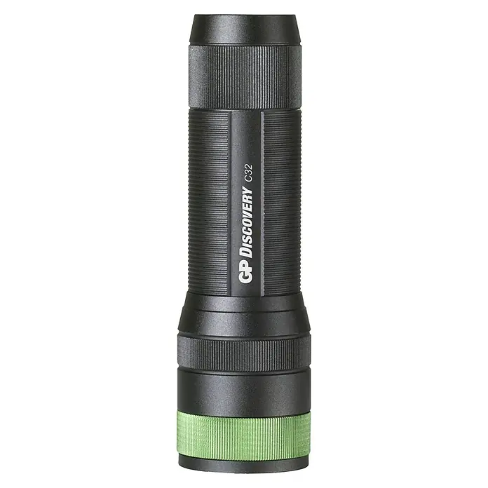 GP Taschenlampe C32 - 300 lm, IPX4 - Schwarze GP Discovery C32 Taschenlampe mit gerändelter Oberfläche für sicheren Halt und grünem Akzent am unteren Ende.