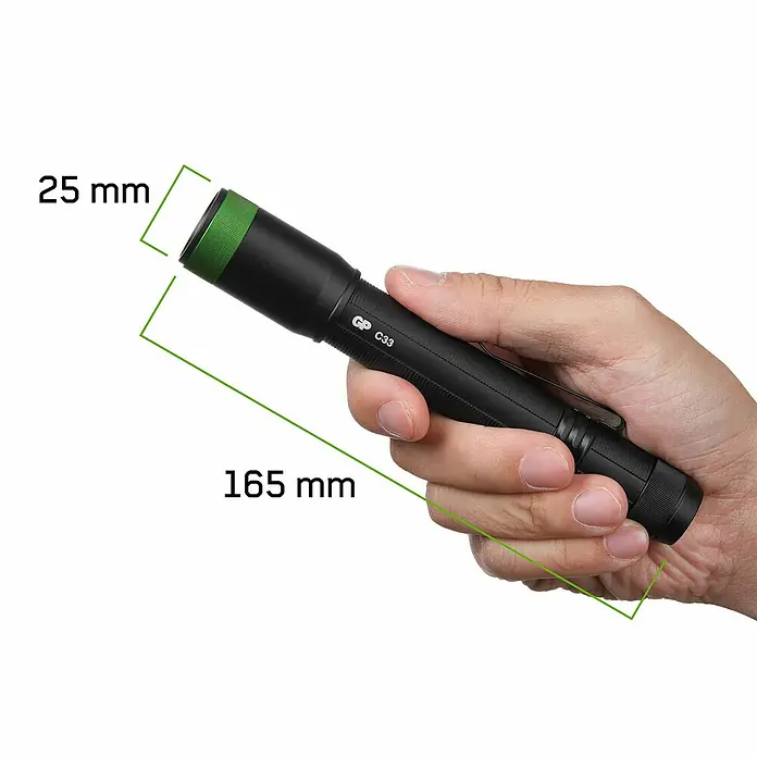 GP Taschenlampe C33 - 30 lm - 180 lm, IPX4 - Abbildung einer GP C33 Taschenlampe, die von einer Hand gehalten wird und ihre Abmessungen zeigt.