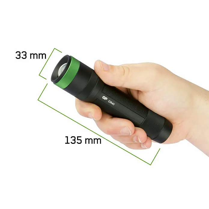 GP Taschenlampe CR41 - 30 lm - 650 lm - Nahaufnahme einer GP CR41 Taschenlampe, die in einer Hand gehalten wird und deren Abmessungen (33 mm x 135 mm) angezeigt werden.