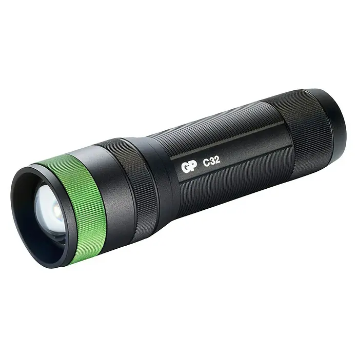 GP Taschenlampe C32 - 300 lm, IPX4 - Nahaufnahme einer schwarzen GP C32 LED-Taschenlampe mit einem grünen Akzent am Kopf.