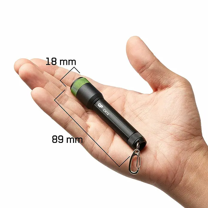 GP Taschenlampe CK12 - 20 lm, IPX4 - Eine GP CK12 Mini-Taschenlampe in der Hand, mit Größenangaben (18 mm Durchmesser, 89 mm Länge) für einen detaillierten Blick auf die Produktabmessungen.