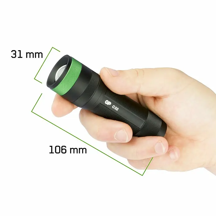 GP Taschenlampe C32 - 300 lm, IPX4 - Das Bild zeigt eine schwarze GP C32 Taschenlampe in einer Hand, mit Größenangaben von 31 mm und 106 mm.