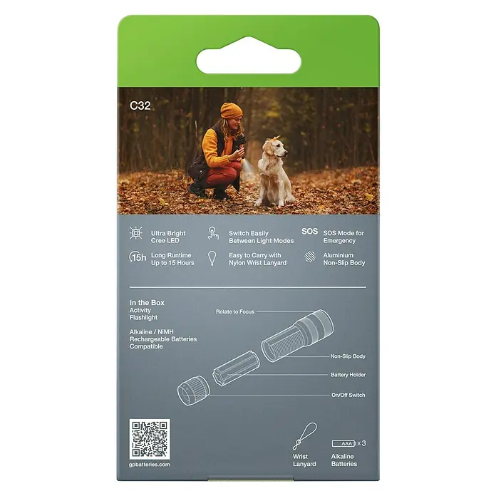 GP Taschenlampe C32 - 300 lm, IPX4 - Rückseite der C32-Taschenlampenverpackung mit Produktmerkmalen und einer Frau mit Hund im Wald.