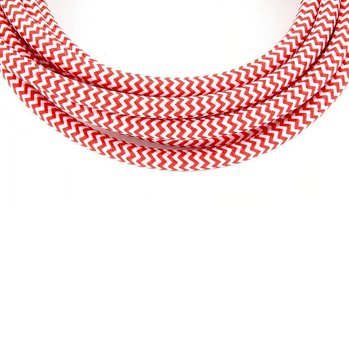 Chacon Cable textil decorativo - 3 m, Rojo/Blanco - Primer plano de un cable textil en zigzag rojo y blanco. Ideal para proyectos de iluminación creativos y decoración DIY.