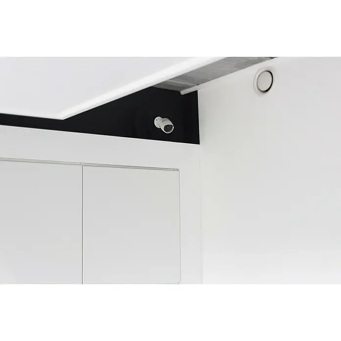 Chacon Cámara de vigilancia falsa exterior - Blanco - Primer plano de una cámara de seguridad blanca montada en un techo con un fondo negro. La cámara presenta un diseño discreto y moderno.