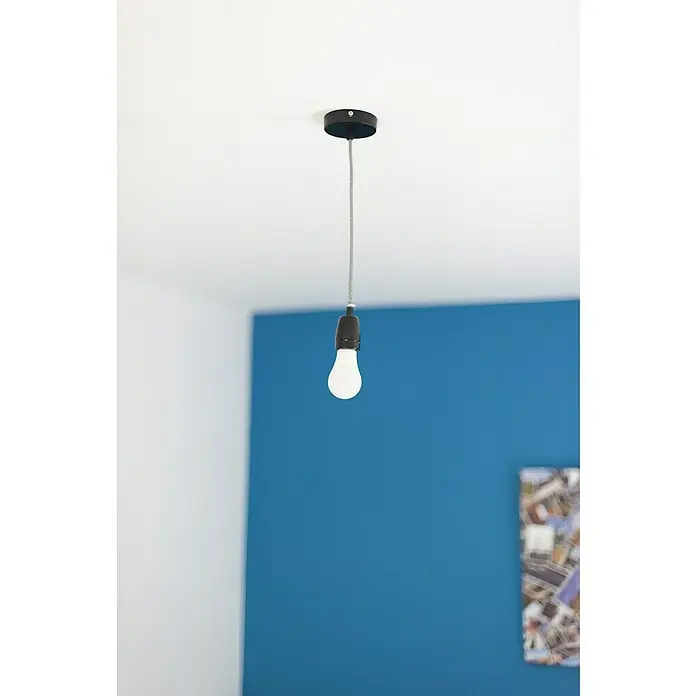 Chacon Casquillo cerámico - Cerámica, Negro, 1 ud. - Lámpara colgante con una bombilla blanca que cuelga del techo, encarnando una estética moderna y minimalista.