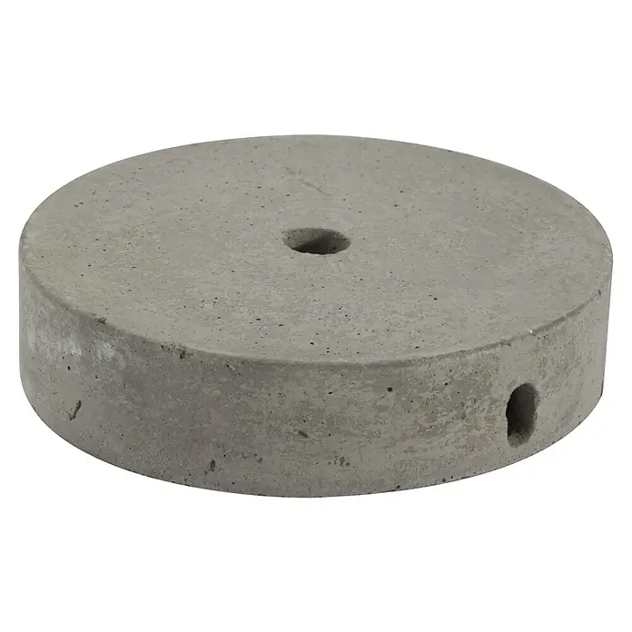 Chacon Baldaquín de lámpara - Hormigón, Gris - Primer plano de una losa de patio redonda de color gris cemento con un agujero en el centro y un agujero lateral.