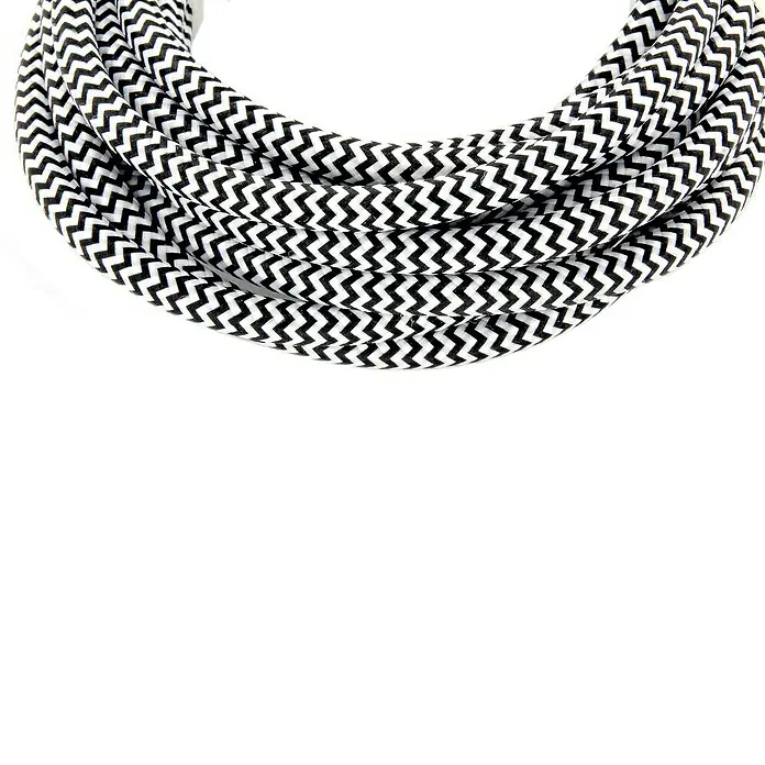 Chacon Cable textil decorativo - 3 m, Negro/Blanco - Primer plano de un cable textil decorativo con patrón de zigzag blanco y negro, ideal para lámparas u otros aparatos eléctricos.