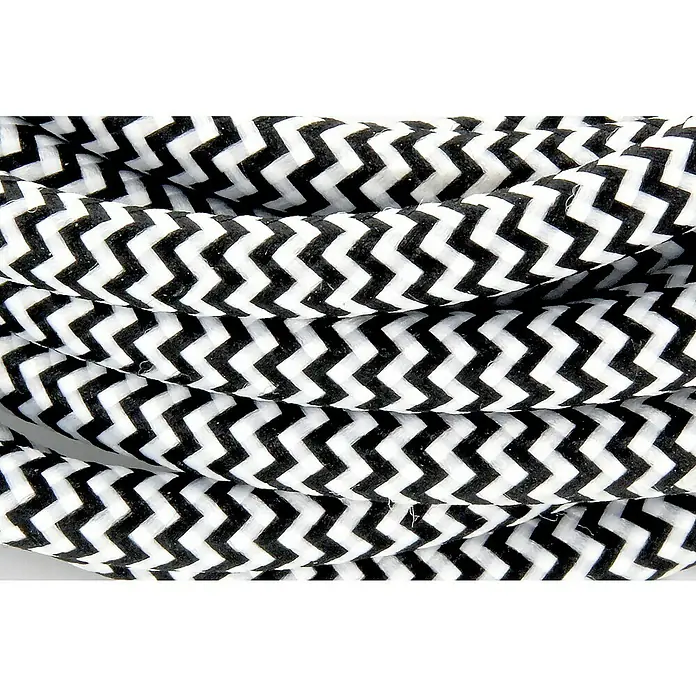 Chacon Cable textil decorativo - 3 m, Negro/Blanco - Primer plano de un cable textil con un llamativo patrón de zigzag en blanco y negro, perfecto para soluciones de iluminación.