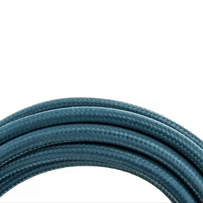 Chacon Cable textil decorativo - 3 m, Azul - Primer plano de un cable textil azul petróleo enrollado, ideal para proyectos de iluminación y creaciones DIY.
