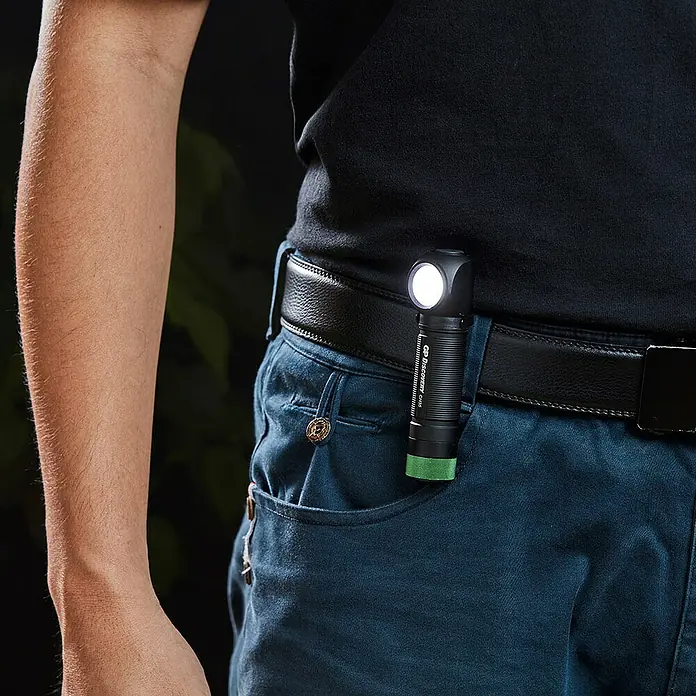 GP Stirnlampe /Taschenlampe CH35 - 15 lm - 600 lm, IPX4 - Nahaufnahme einer GP Discovery CH45 Stirnlampe, die in der Tasche einer Jeans steckt und an einem Gürtel befestigt ist.
